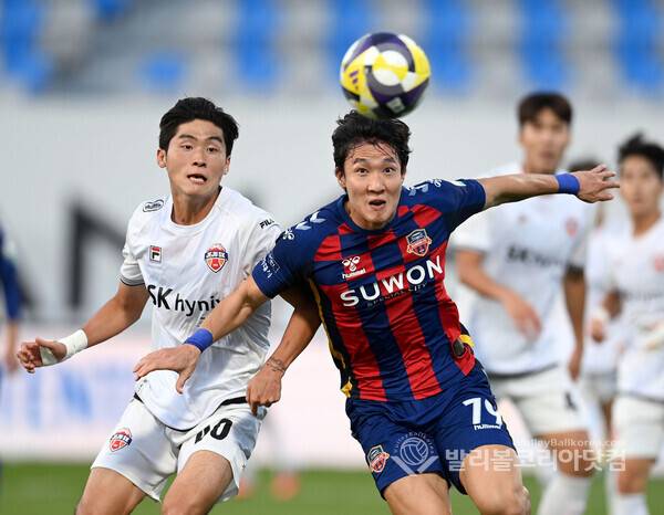수원FC 김경민이 제주FC 선수를 제치며 드리볼 공격을 하는 모습.(사진=김종원 기자)