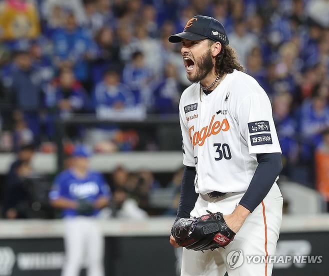 환호하는 폰세 (대전=연합뉴스) 류영석 기자 = 24일 대전한화생명볼파크에서 열린 2025 프로야구 KBO리그 포스트시즌 플레이오프 5차전 삼성 라이온즈와 한화 이글스의 경기.
    한화 선발 투수 폰세가 2회초 2사 상황에서 삼성 1루 주자 김지찬을 견제로 아웃시킨 뒤 환호하고 있다. 2025.10.24 ondol@yna.co.kr