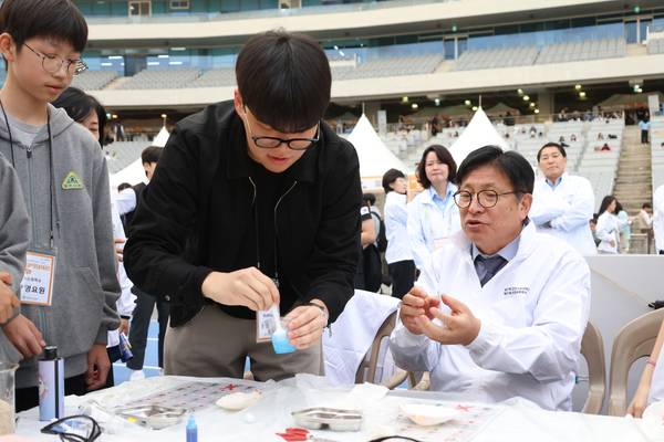학생들이 준비한 전국 최대 수학·과학 축제인 인천과학대제전·인천수학축전이 24~25일 인천아시아드주경기장에서 열렸다. 2025.10.25 /인천시교육청 제공
