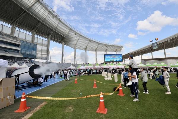 학생들이 준비한 전국 최대 수학·과학 축제인 인천과학대제전·인천수학축전이 24~25일 인천아시아드주경기장에서 열렸다. 2025.10.25 /인천시교육청 제공