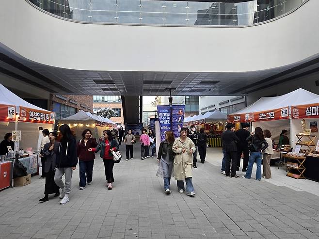 지난 24~25일 시흥시 거북섬 보니타가 광장에서 열린 '2025 경기도 우수시장 박람회' 현장. <정경아 기자>