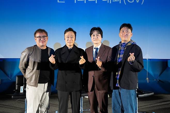 지난 24일 '남도영화제 시즌'가 열리는 컨테이너 특별관(스타인벡코리아 광양항)을 찾은 '서울의 봄' 주역들. 왼쪽부터 김성수 감독, 이성민 배우. 김성균 배우, 이용수 프로듀서. 남도영화제집행위원회 제공