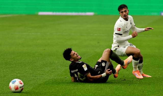 묀헨글라트바흐의 옌스 카스트로프(오른쪽)가 26일 독일 묀헨글라트바흐에서 열린 분데스리가 8라운드 경기에 출전, 바이에른 뮌헨의 루이스 다이즈를 태클로 넘어뜨린 뒤 공을 찾아 움직이고 있다. 연합뉴스