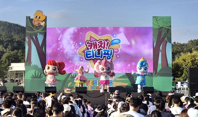 지난 25일 강정보 디아크 광장에서 열린 yes 키즈존, ‘캐치! 티니핑' 공연 장면.