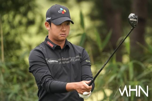 최승빈이 26일 열린 제네시스 챔피언십 최종라운드에서 샷을 하고 있다.