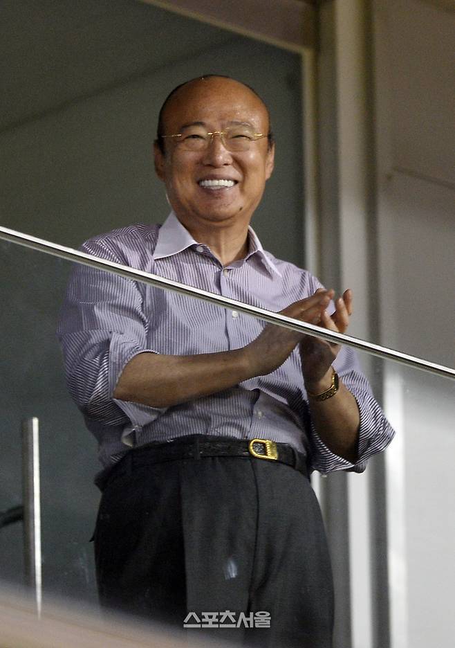 한화 김승연 회장이 지난 2015년 대전구장에서 열린 2015 KBO리그 한화와 kt의 경기에서 한화가 kt에 8대3으로 승리하며 7연패를 탈출하자 박수를 보내고 있는 모습. 사진 | 박진업 기자