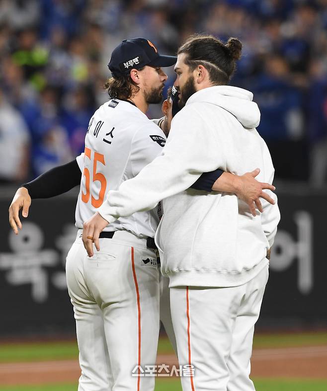 한화 와이스(왼쪽)가 24일 대전 한화생명볼파크에서 열린 2025 KBO리그 삼성과의 플레이오프 5차전에서 4이닝 1실점 세이브를 기록하며 승리를 지켜낸 뒤 선발투수였던 폰세(오른쪽), 리베라토와 함께 기뻐하고 있다. 대전 | 박진업 기자 upandup@sportsseoul.com