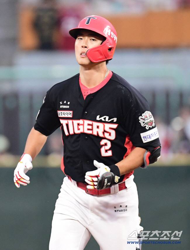 21일 인천 SSG랜더스필드에서 열린 SSG와 KIA의 경기. 8회초 KIA 박민이 SSG 박기호를 상대로 솔로홈런을 날렸다. 그라운드를 돌고 있는 박민. 인천=송정헌 기자songs@sportschosun.com/2025.06.21/