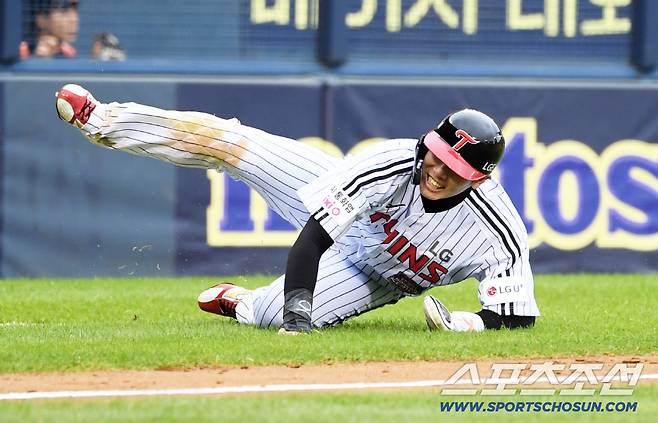 26일 잠실구장에서 열린 한국시리즈 1차전 LG 트윈스와 한화 이글스의 경기. 6회말 2사 1,2루 LG 김현수 안타 때 홈을 향하던 홍창기가 넘어졌다 다시 일어나 달리고 있다. 잠실=박재만 기자 pjm@sportschosun.com/2025.10.26/
