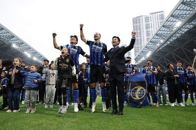 인천축구전용경기장/ K리그2/ 인천유나이티드 vs 경남FC/ 인천 이명주, 무고사, 윤정환 감독/ 우승 확정 세레머니/ 사진 정재훈