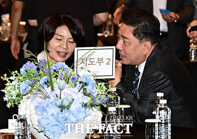 재건축 초과이익 환수제 완화가 현실화될 경우 중장기적 공급 확대 효과를 기대할 수 있지만 집값 상승 심리를 자극할 수 있다는 우려가 나온다. 사진은 민주당 주택시장 안정화 TF 단장을 맡은 한정애 정책위의장과 김 원내대표. /남윤호 기자