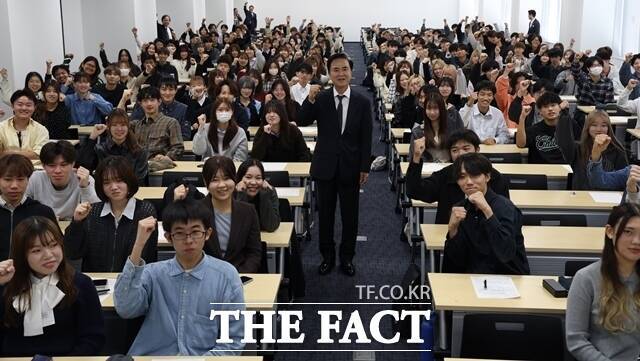 김태흠 충남도지사가 24일 오사카 야마토대학을 방문해 '쳥년 세대가 만드는 한일의 미래'를 주제로 특강을 진행했다. /충남도