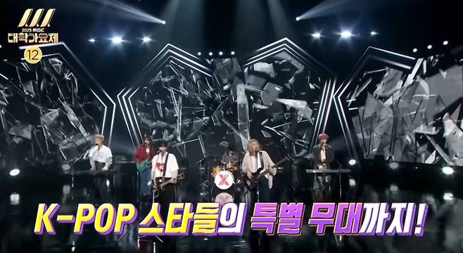 수많은 청춘 스타를 배출했던 ‘MBC 대학가요제’가 13년 만에 화려하게 부활한다. 오늘(26일) 방송되는 ‘2025 MBC 대학가요제 - 청춘을 켜다’에서는 전 세계 115개 대학, 2천여 명의 지원자 중 치열한 예선을 뚫고 본선에 진출한 11팀의 창작곡 무대가 공개된다. 윤상, 이적, 박칼린 등 화려한 심사위원단과 다이나믹 듀오, 우즈, 이무진 등 다채로운 축하 무대도 준비되어 있다. 특히 故 신해철의 자녀들이 밴드 LUCY와 함께 아버지의 명곡 ‘그대에게’를 재해석하는 특별 무대를 예고해 깊은 감동을 선사할 전망이다.