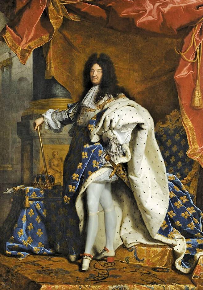 프랑스 화가 이아생트 리고가 1701년 그린 당시 프랑스 국왕 루이 14세의 초상화. 화려한 국왕의 모습 뒤에 통풍으로 퉁퉁 부은 발이 감춰져 있다. /파리 루브르 미술관 소장