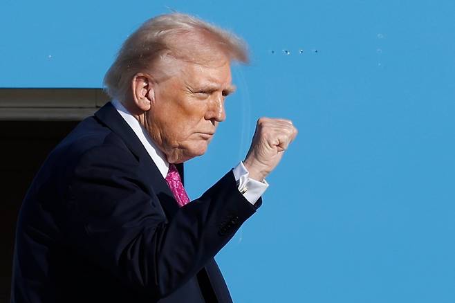 17일 주말을 보내러 사저 플로리다주 팜비치 마러라고 리조트로 향하는 트럼프 대통령. 프린스조지스=AP 뉴시스