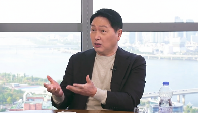 최태원 SK그룹 회장 겸 대한상공회의소 회장이 유튜브 채널에 출연해 인터뷰하고 있다. SK제공