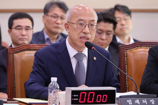 조원철 법제처장이 지난 10월 24일 국회 본청에서 열린 국회 법제사법위원회 법제처 국정감사에서 위원 질의에 답하고 있다.<연합뉴스 사진>