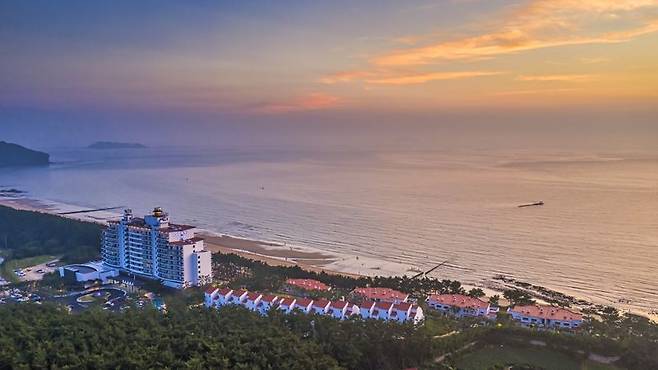 석양으로 물드는 아일랜드 리솜. 호반호텔앤리조트 제공