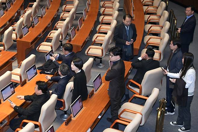 지난해 12월4일 비상계엄 해제 요구 결의안 표결 당시 국회 본회의장에 일부 국민의힘 의원들이 모여 있는 모습. 원외이기 때문에 원칙적으로 본회의장 출입이 불가능한 한동훈 전 국민의힘 대표의 모습도 보인다. 연합뉴스