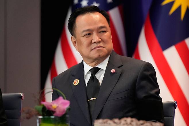 아누틴 찬위라꾼 타이 총리가 26일 말레이시아 쿠알라룸푸르에서 열린 제47차 동남아시아국가연합(ASEAN·아세안) 정상회의 중 타이-캄보디아 간 휴전 협정 체결식에 참석한 모습. AP 연합뉴스