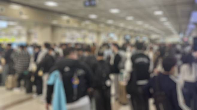 보안대 앞, 멈춘 발걸음. 오전 10시대 제주국제공항 국내선 수속 대기 줄이 출국장 입구를 가득 메웠다.