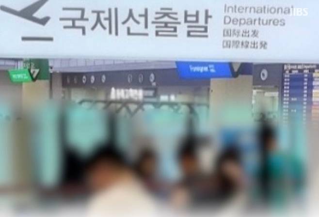 보안대 넘어 출국심사까지 ‘이중 병목’. 국내선·국제선 모두 대기시간이 길어지며 공항 내부 동선이 사실상 멈춰섰다. (편집 이미지)