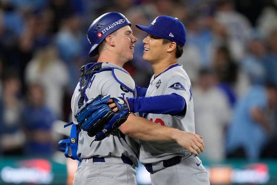 월드시리즈 완투승을 확정지은 뒤 포수 윌 스미스와 포옹하며 기쁨을 나누는 LA 다저스 선발 야마모토 요시노부. AP=연합뉴스