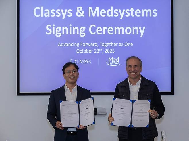 클래시스 관계자(왼쪽)가 남미 에너지 기반 미용 의료기기 전문 유통그룹 JL 헬스 에 대한 인수 계약을 체결하고 있다. /클래시스