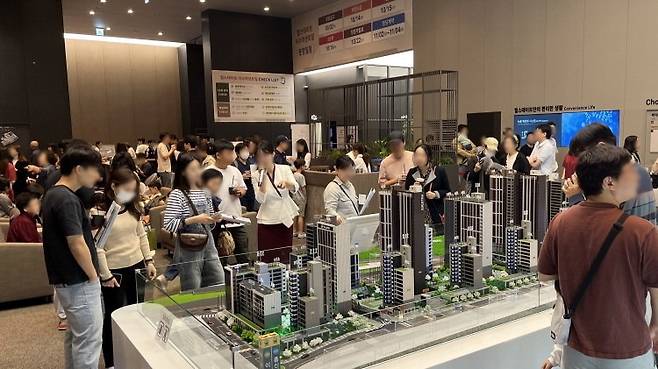 지난 15일 청약이 진행된 힐스테이트 이수역 센트럴 견본주택 사진. '10·15 대책'의 영향을 받지 않아 평균 326대1의 경쟁률을 기록했다. 현대건설