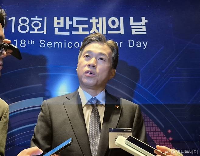 곽노정 SK하이닉스 대표이사 사장이 지난 22일 강남구 그랜드 인터컨티넨탈 서울 파르나스에서 열린 제18회 반도체의 날 행사에 참석하기 전 기자들과 질의응답을 하고 있다. /사진=뉴스1