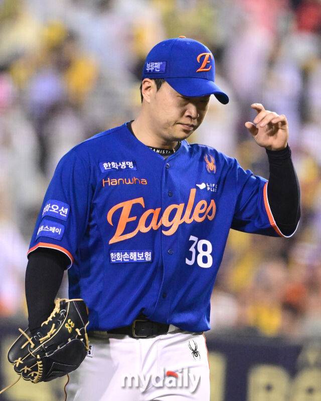 2025년 8월 9일 오후 서울 잠실구장에서 열린 '2025 신한 SOL뱅크 KBO 리그' 한화 이글스와 LG 트윈스의 경기. 한화 김종수가 4회말 무실점으로 막은 뒤 더그아웃으로 들어가고 있다./마이데일리