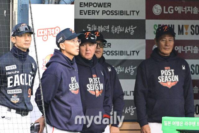 26일 오후 서울 잠실야구장에서 진행된 '2025 신한 SOL Bank KBO 한국시리즈 1차전' 한화 이글스와 LG 트윈스의 경기. 한화 김경문 감독이 기록지를 바라보고 있다./잠실=곽경훈 기자 kphoto@mydaily.co.kr