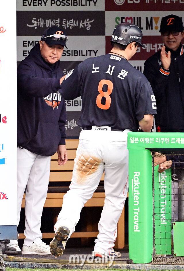 26일 오후 서울 잠실야구장에서 진행된 '2025 신한 SOL Bank KBO 한국시리즈 1차전' 한화 이글스와 LG 트윈스의 경기. 한화 김경문 감독이 6회초 득점에 성공한 노시환과 하이파이브를 하고 있다./잠실=곽경훈 기자 kphoto@mydaily.co.kr