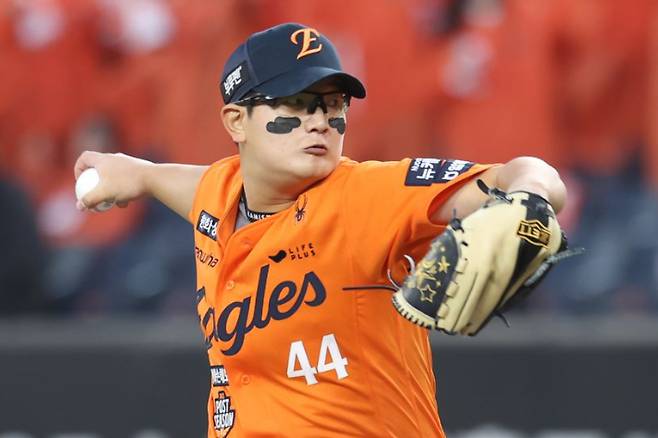 마운드 내려오는 김서현 (대전=연합뉴스) 김준범 기자 = 18일 대전 한화생명볼파크에서 열린 2025 KBO 프로야구 포스트시즌 플레이오프 1차전 삼성 라이온즈와 한화 이글스의 경기. 9회초 마운드에 올랐던 한화 김서현이 강판 당하고 있다. 2025.10.18 psykims@yna.co.kr (끝) <저작권자(c) 연합뉴스, 무단 전재-재배포, AI 학습 및 활용 금지> 연합뉴스