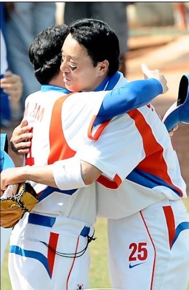 2008년 베이징올림픽 일본과 4강전 승리 뒤 김경문 감독(왼쪽)이 당시 4번 타자 이승엽 전 두산 감독과 포옹하는 모습. 노컷뉴스