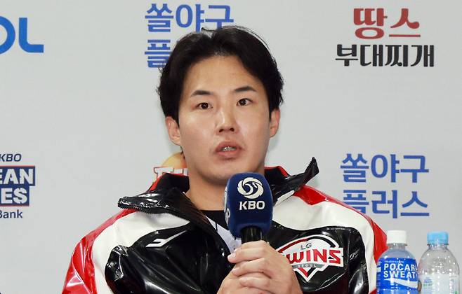 25일 서울 잠실구장에서 열린 2025 신한 SOL뱅크 KBO 한국 시리즈 미디어 데이에서 LG 임찬규가 발언하는 모습. 임찬규는 27일 2차전 선발 투수로 등판한다. 연합뉴스
