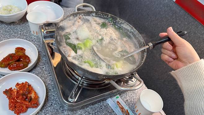 버너 위에서 끓고 있는 국물 요리. 게티이미지뱅크