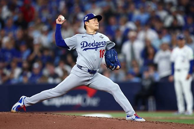 로스앤젤레스 다저스 야마모토 요시노부가 26일(한국시간) 캐나다 온타리오주 토론토의 로저스 센터에서 열린 2025 미국 메이저리그(MLB) 월드시리즈 2차전 토론토 블루제이스와의 원정 경기에서 공을 던지고 있다. AFP 연합뉴스