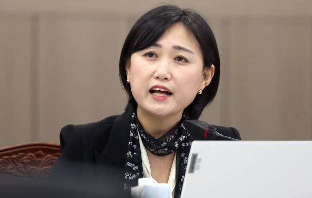 더불어민주당 백승아 의원이 23일 경남 창원시 경남도교육청 2층 강당에서 열린 국회 교육위원회의 경남도교육청·부산시교육청·울산시교육청 국정감사에서 부산 여고생 3명 사망 사건과 관련한 질의를 하고 있다. 연합뉴스