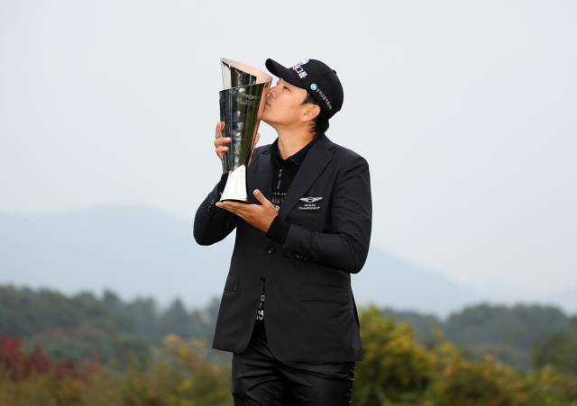 이정환이 26일 제네시스 챔피언십 우승 뒤 트로피에 입을 맞추고 있다. 사진 제공=KPGA