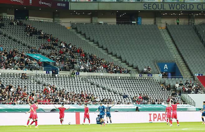 10월14일 서울 마포구 서울월드컵경기장에서 열린 한국과 파라과이 축구 대표팀의 친선경기에 관중석 곳곳이 비어있다. ⓒ연합뉴스