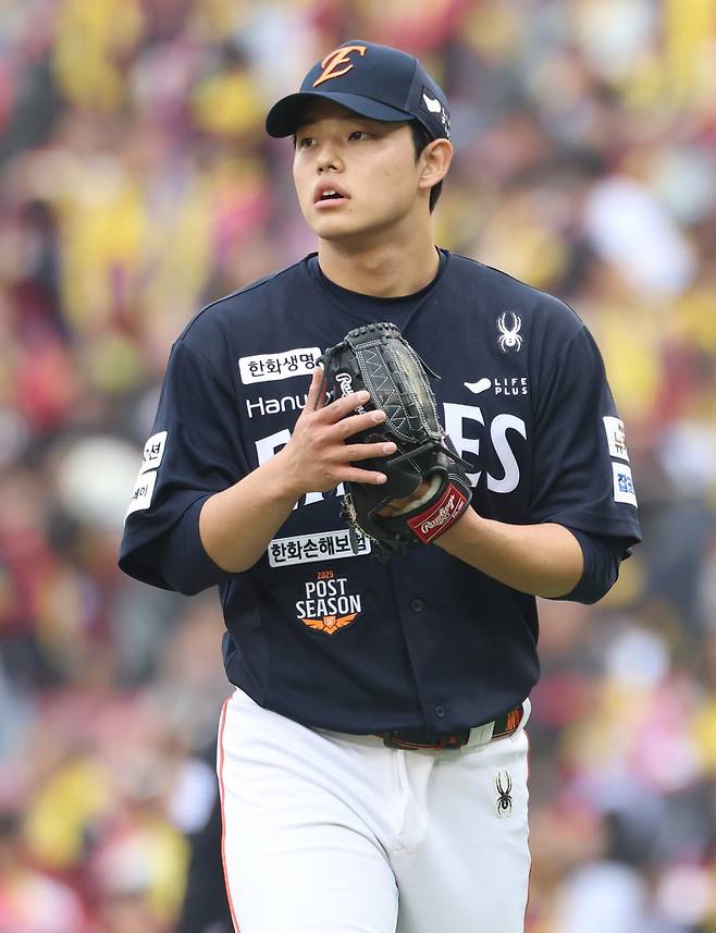 한화 문동주가 26일 잠실구장에서 열린 ‘2025 신한 SOL 뱅크 KBO PS’ LG와 한국시리즈 1차전에 선발등판해 이닝을 마무리한 뒤 덕아웃으로 들어가고 있다. 문동주는 이날 4.1이닝 4실점을 기록하며 조기강판됐다. 잠실|뉴시스