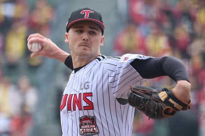 LG 앤더스 톨허스트가 26일 잠실구장에서 열린 한화와의 한국시리즈 1차전에 선발 등판해 투구하고 있다. 연합뉴스