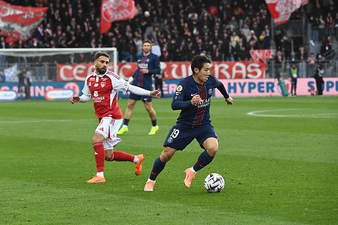 이강인이 브레스트의 공격수 로맹 델 카스티요를 제치며 공을 컨트롤하고 있다. AFP연합뉴스