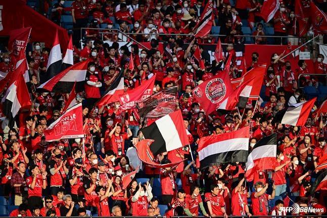 깃발을 흔들며 응원하는 우라와 레즈 서포터. /AFPBBNews=뉴스1