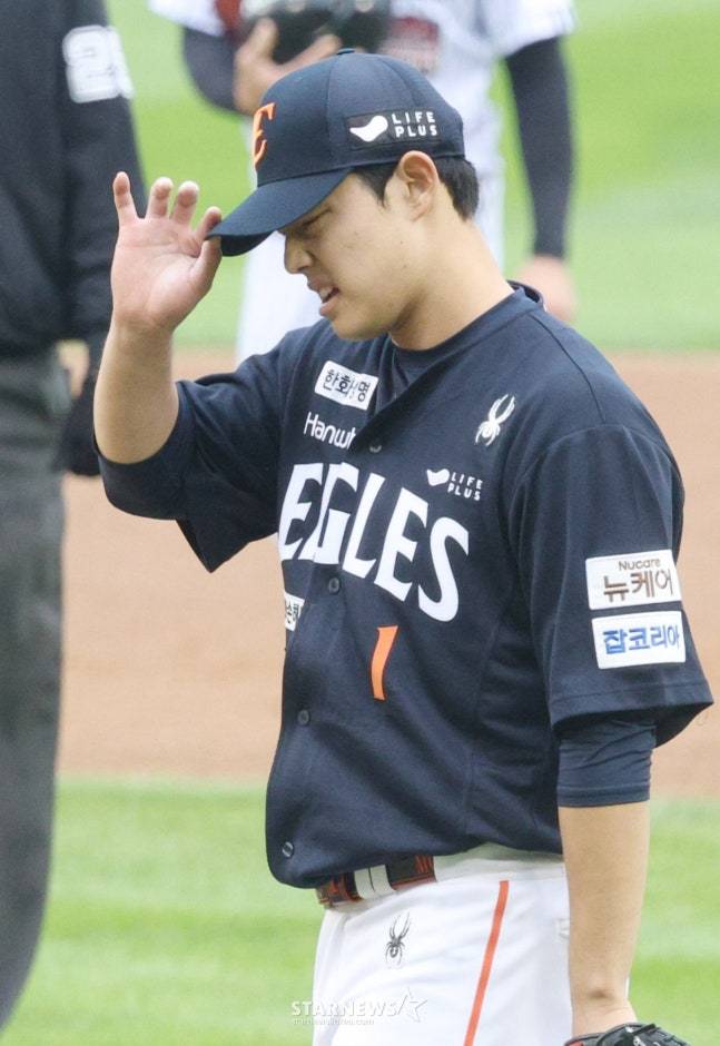 2025 KBO리그 한국시리즈 1차전 LG 트윈스 대 한화 이글스전이 26일 잠실야구장에서 열렸다. 한화 선발 문동주가 5회말 교체되며 아쉬워하고 있다. /사진=김진경 대기자