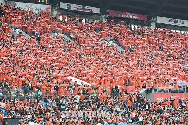 2025 KBO리그 한국시리즈 1차전 LG 트윈스 대 한화 이글스전이 26일 잠실야구장에서 열렸다. 한화 팬들이 열띤 응원을 펼치고 있다. /사진=김진경 대기자