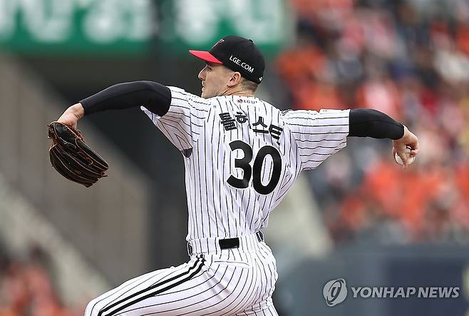 호투 이어가는 톨허스트 (서울=연합뉴스) 윤동진 기자 = 26일 서울 잠실야구장에서 열린 2025 프로야구 한국시리즈 한화 이글스 대 LG 트윈스 1차전 경기. 4회 초 LG 선발투수 톨허스트가 호투를 이어가고 있다. 2025.10.26 mon@yna.co.kr