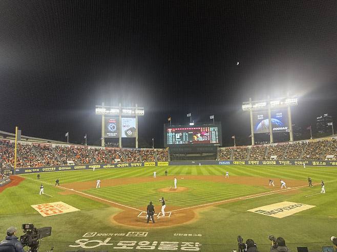 27일 서울 잠실야구장 열린 2025 KBO 프로야구 포스트시즌 한국시리즈 2차전 LG 트윈스와 한화 이글스의 경기를 관람하며 관중들이 응원전을 펼치고 있다.(사진=심효준 기자)