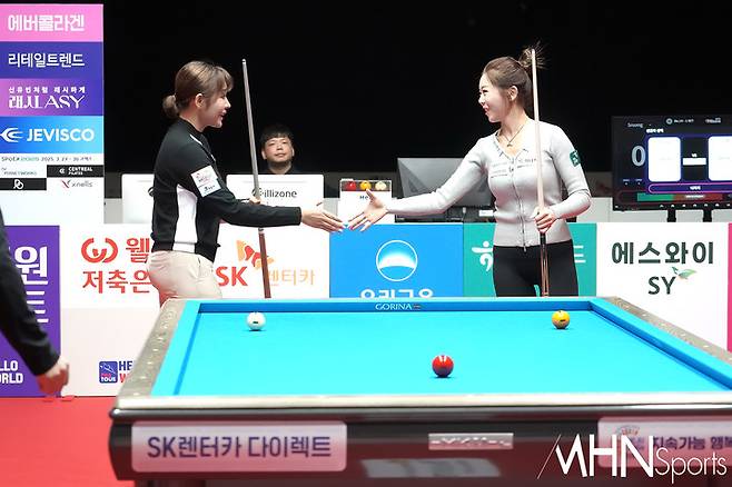 스롱 피아비와 김가영이 지난 대회에서 악수를 나누고 있다